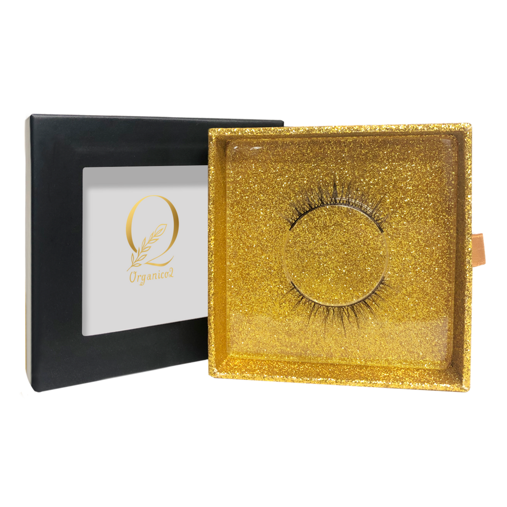 viaGlamour image of a Eyelashes